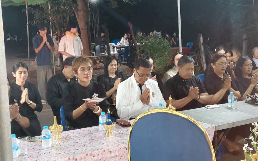 ผู้อำนวยการ พร้อมด้วยคณะผู้บริหาร คณะครู และบุคลากรทางการศึกษา วิทยาลัยอาชีวศึกษาขอนแก่น ร่วมพิธีสวดอภิธรรมศพ