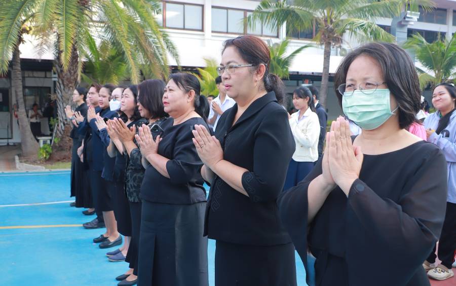 กิจกรรมเข้าแถวเคารพธงชาติ พร้อมจัดกิจกรรม เดินจงกรมเพื่อเสริมสร้างสมาธิ และ กิจกรรมภาษาอังกฤษ