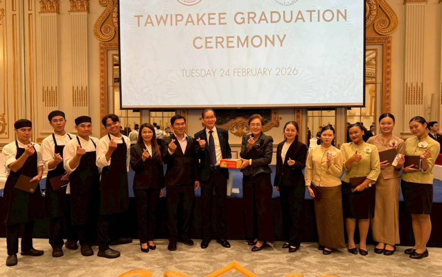 พิธีรับใบประกาศนียบัตรให้แก่นักศึกษาสาขาวิชาการโรงแรม และสาขาวิชาอาหารและโภชนาการ จำนวน 11 คน