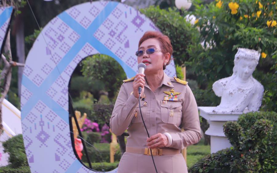 กล่าวให้โอวาทและกล่าวต้อนรับนักเรียนนักศึกษา เน้นย้ำถึงความตั้งใจในการเรียนรู้ การมีระเบียบวินัย และการพัฒนาตนเองสู่ความเป็นมืออาชีพ