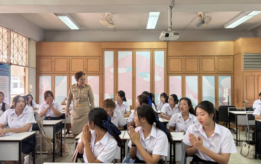 ดร.สิริรัชนา เนาว์โสภา ผู้อำนวยการวิทยาลัยอาชีวศึกษาขอนแก่น ลงพื้นที่ตรวจเยี่ยมบรรยากาศการเรียนการสอนอย่างใกล้ชิด