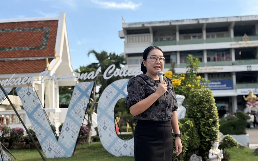 ครูเวรประจำวัน ได้พบปะ พูดคุย และกล่าวให้โอวาทแก่นักเรียน นักศึกษา ณ บริเวณหน้าเสาธง
